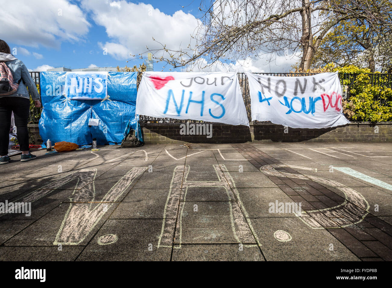 Londra, Regno Unito. Il 26 aprile, 2016. NHS medici in formazione al di fuori di Lewisham Hospital come cominciano una storica industriale lo sciopero rifiutando tutte le cure di emergenza da 8am-5pm oltre 48 ore in segno di protesta contro il Segretario di Stato per la salute Jeremy Hunt nuove sette giorni di credito contratto: Guy Corbishley/Alamy Live News Foto Stock