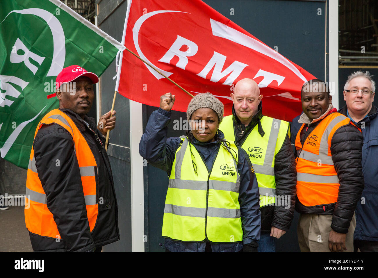 Londra, Regno Unito. Il 26 aprile, 2016. Membri della RMT unione sulla linea di picchetto a Victoria station durante uno sciopero su modifiche pianificate per il ruolo di conduttori o le protezioni, sui treni del sud. Credito: Mark Kerrison/Alamy Live News Foto Stock