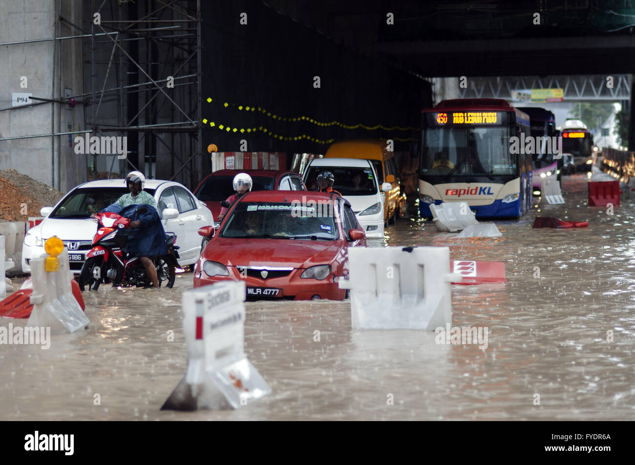 Kuala Lumpur, Malesia. 26 apr, 2016. Di automobili che circolano nelle strade allagate a causa delle pesanti piogge di Kuala Lumpur in Malesia, 26 aprile 2016. Credito: Chong Voon Chung/Xinhua/Alamy Live News Foto Stock