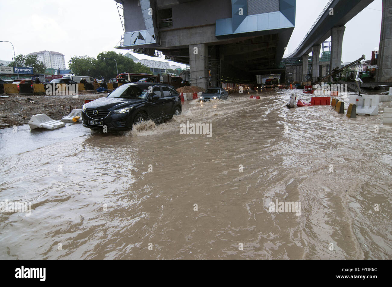 Kuala Lumpur, Malesia. 26 apr, 2016. Di automobili che circolano nelle strade allagate a causa delle pesanti piogge di Kuala Lumpur in Malesia, 26 aprile 2016. Credito: Chong Voon Chung/Xinhua/Alamy Live News Foto Stock