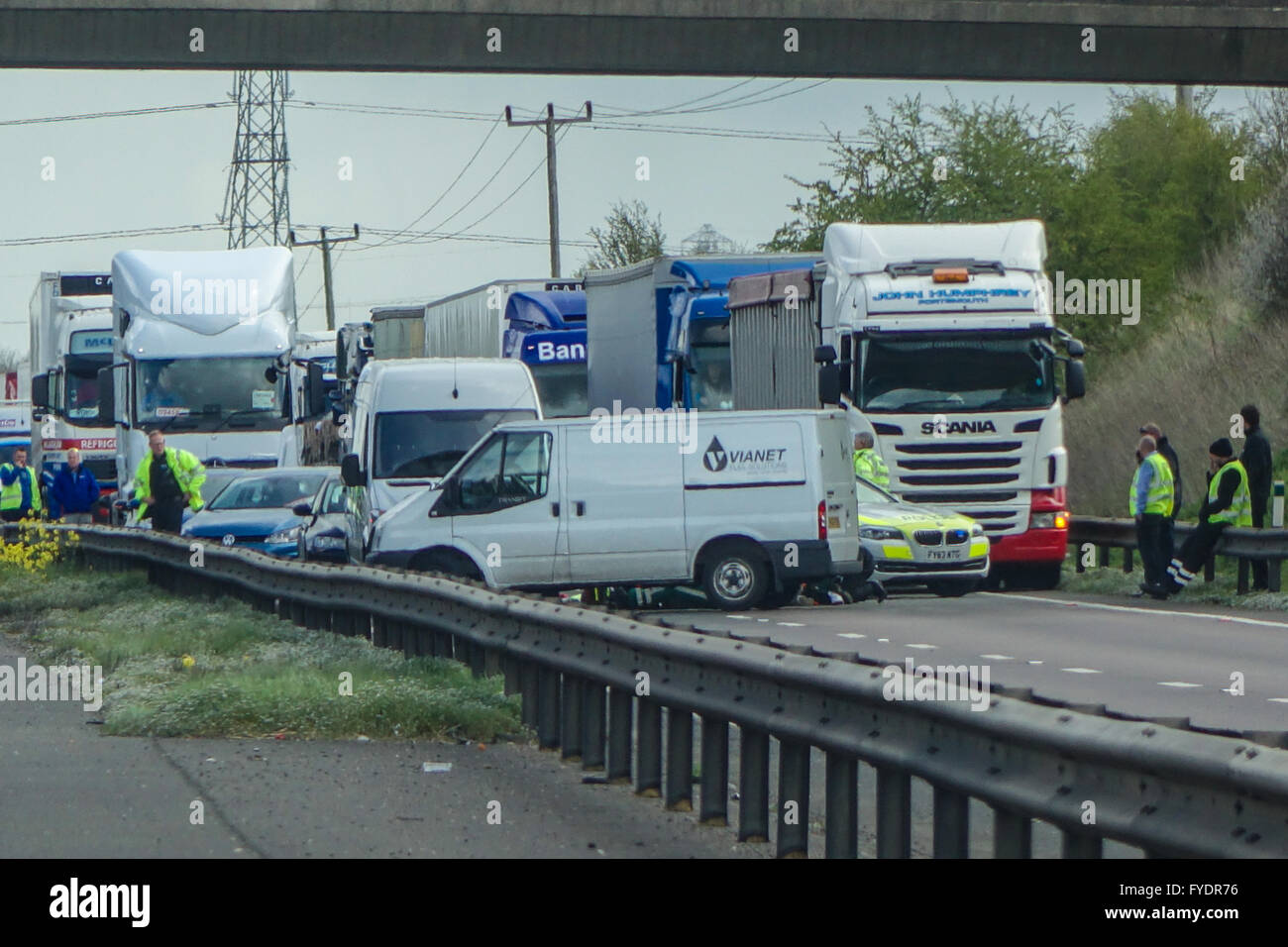 Il traffico si è fermato e tenuto su un'autostrada del Regno Unito da pattuglie della polizia e dell'agenzia autostradale dopo un incidente di automobile e furgone RTA. Foto Stock