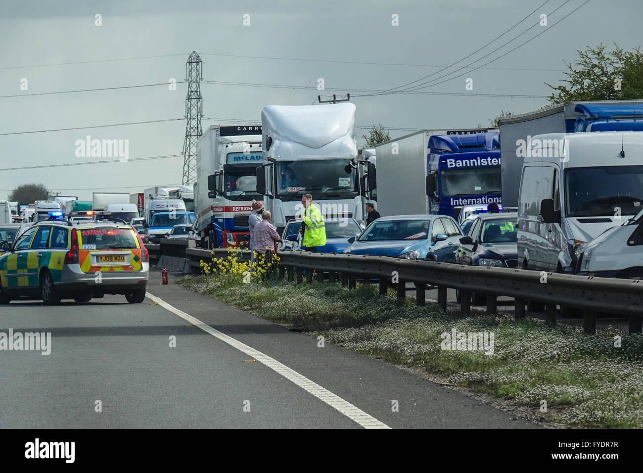 Il traffico si è fermato e tenuto su un'autostrada del Regno Unito da pattuglie della polizia e dell'agenzia autostradale dopo un incidente di automobile e furgone RTA. Foto Stock