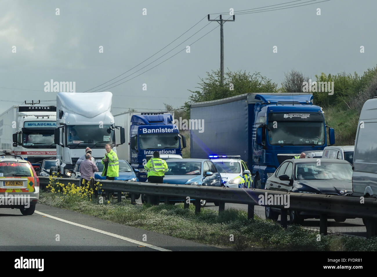 Il traffico si è fermato e tenuto su un'autostrada del Regno Unito da pattuglie della polizia e dell'agenzia autostradale dopo un incidente di automobile e furgone RTA. Foto Stock