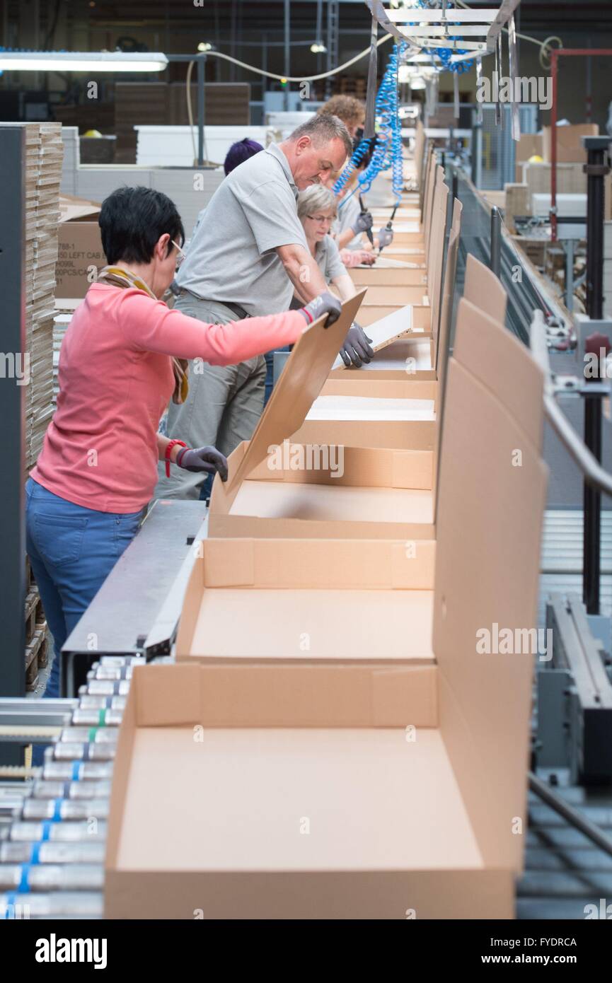 Lavoratori di produzione pack componenti in legno di Maja Moebelwerk in  Wittichenau (Sassonia), Germania, 20 aprile 2016. La fabbricazione di  mobili azienda 'Maja" rende leggero per mobili Ikea. Foto: Sebastian  Kahnert/dpa Foto