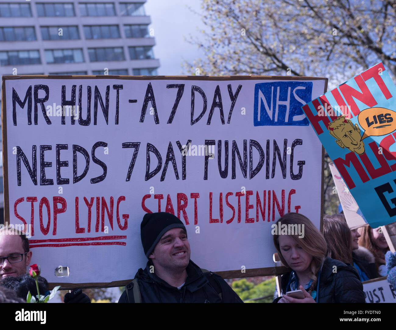 Londra, Regno Unito. Il 26 aprile 2016. I medici in formazione Banner al di fuori di St Thomas Hospital Credito: Ian Davidson/Alamy Live News Foto Stock