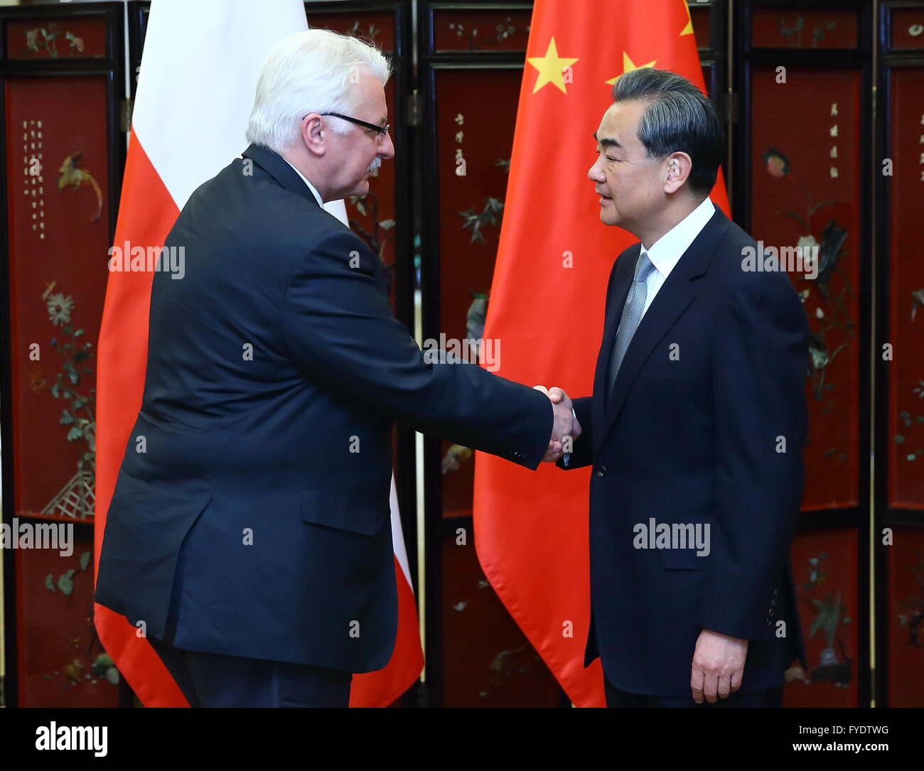 Pechino, Cina. 26 apr, 2016. Il ministro degli Affari Esteri cinese Wang Yi (R) incontra il ministro degli Esteri polacco Witold Waszczykowski a Pechino Capitale della Cina, 26 aprile 2016. Credito: Ding Hai-tao/Xinhua/Alamy Live News Foto Stock