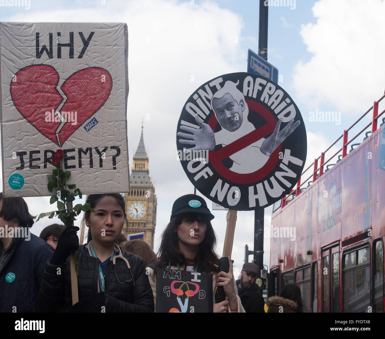 Londra REGNO UNITO 26 Aprill 2016, i medici in formazione Banner al di fuori di St Thomas Hospital Credito: Ian Davidson/Alamy Live News Foto Stock