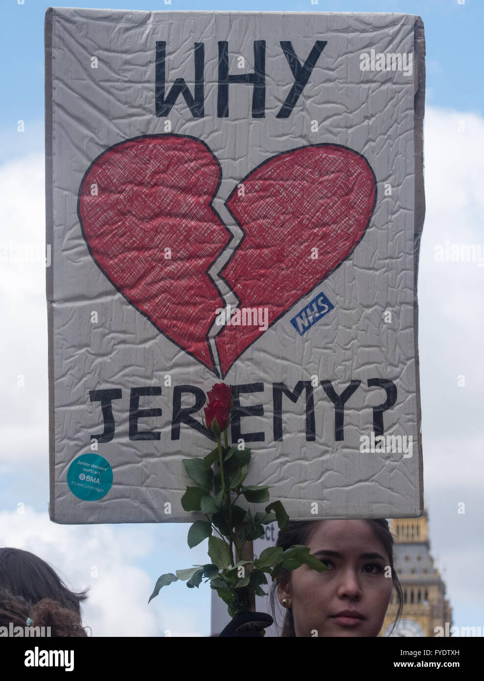 Londra REGNO UNITO IL 26 APRILE 2016, i medici in formazione Banner al di fuori di St Thomas Hospital Credito: Ian Davidson/Alamy Live News Foto Stock