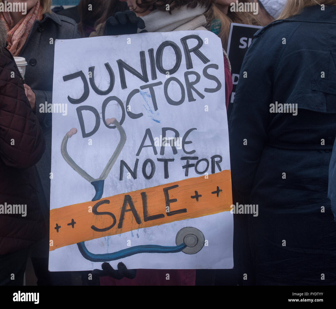 Londra REGNO UNITO 26 Aprill 2016, i medici in formazione Banner al di fuori di St Thomas Hospital Credito: Ian Davidson/Alamy Live News Foto Stock