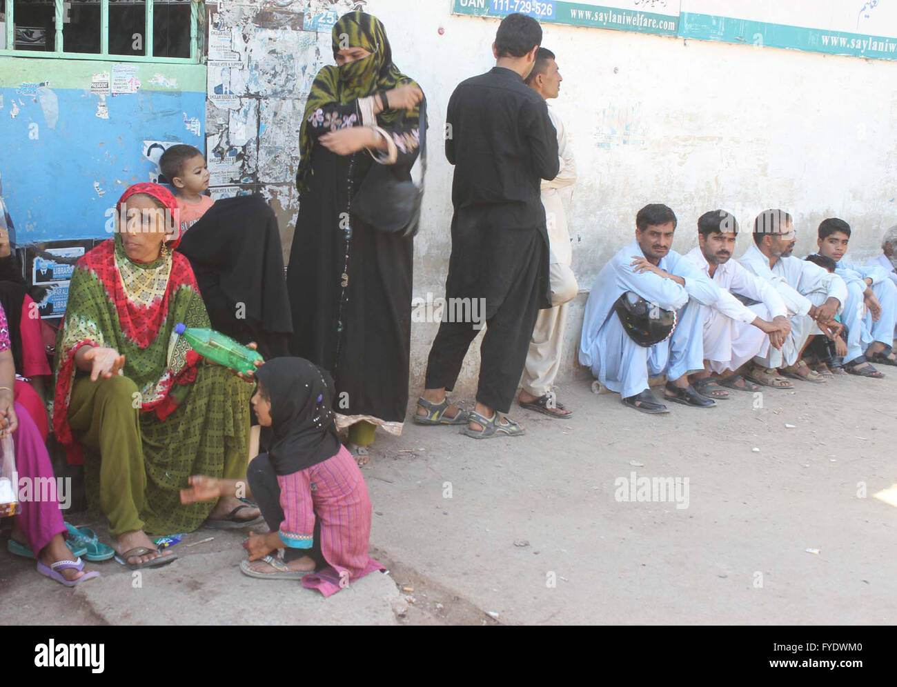 Le persone vengono qui per le audizioni sono seduti perturbati durante Strike chiamato da avvocati, al tribunale della città di Karachi il martedì 26 aprile, 2016. Foto Stock