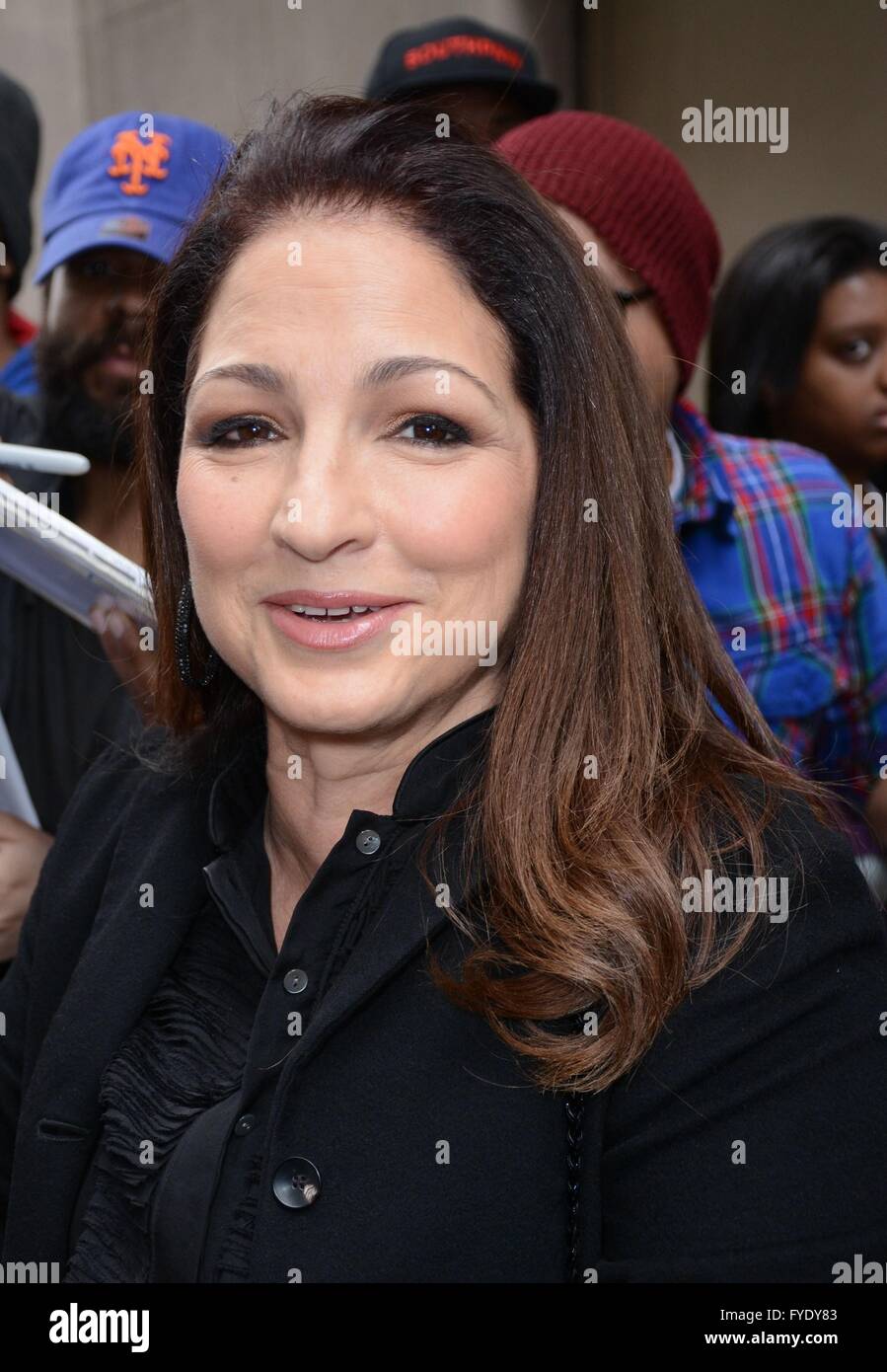 New York, NY, STATI UNITI D'AMERICA. 26 apr, 2016. Gloria Estefan fuori e circa per celebrità Candids - MER, New York, NY Aprile 26, 2016. Credito: Derek Storm/Everett raccolta/Alamy Live News Foto Stock