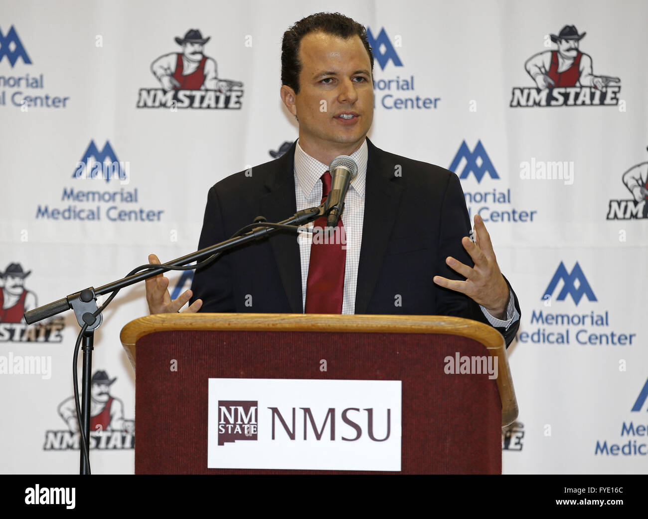 Las Cruces, NM, Stati Uniti d'America. 26 apr, 2016. Paolo Weir, nuovo di pallacanestro degli uomini di coach all'università di Stato del New Mexico, colloqui durante l annuncio ufficiale della sua nomina presso la Pan American Center in Las Cruces, martedì 26 aprile, 2016. Weir, i nove anni di assistente per gli Aggies hanno speso gli ultimi cinque stagioni come associare head coach, sostituisce Marvin Menzies, che la scorsa settimana ha accettato il coaching testa in posizione UNLV. © Andres Leighton/Albuquerque ufficiale/ZUMA filo/Alamy Live News Foto Stock
