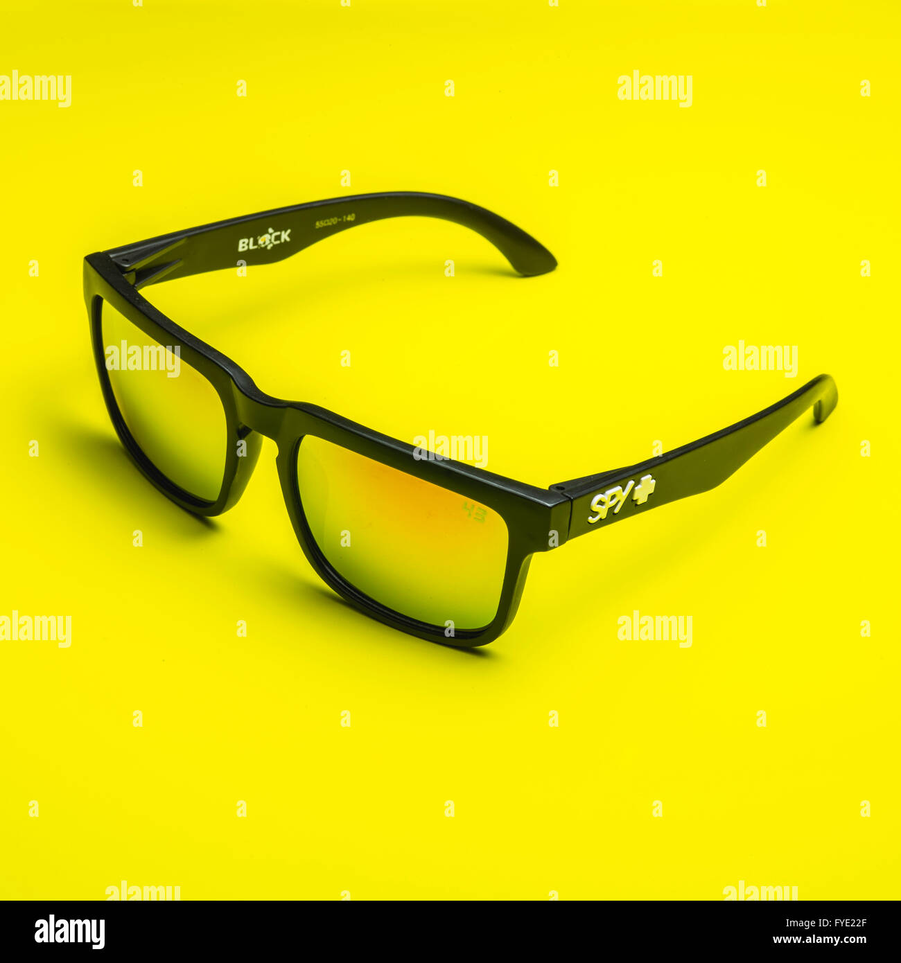 Close up dettaglio di una coppia di Spy Optics Occhiali da sole con lenti  di colore giallo Foto stock - Alamy