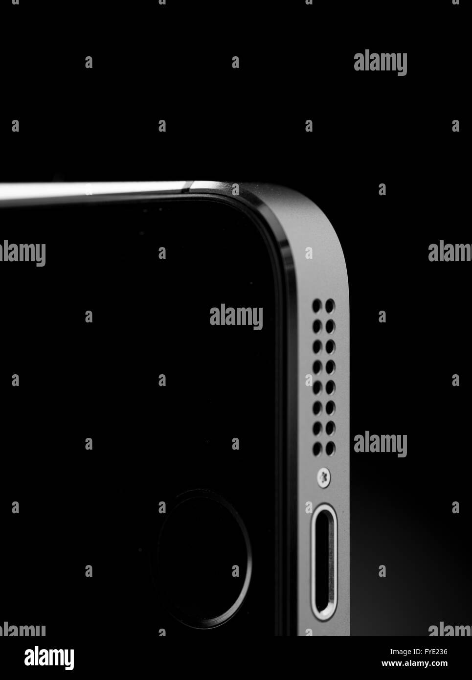 Un iPhone5 drammaticamente illuminati contro uno sfondo nero Foto Stock