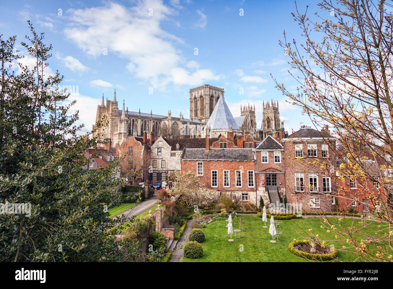 York Minster dalle mura della città di York, North Yorkshire, Inghilterra, Regno Unito Foto Stock