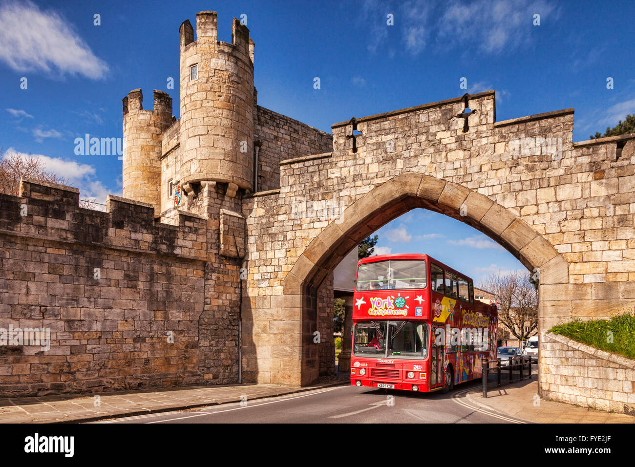 Tour bus guidando attraverso Walmgate Bar, York, North Yorkshire, Inghilterra, Regno Unito Foto Stock