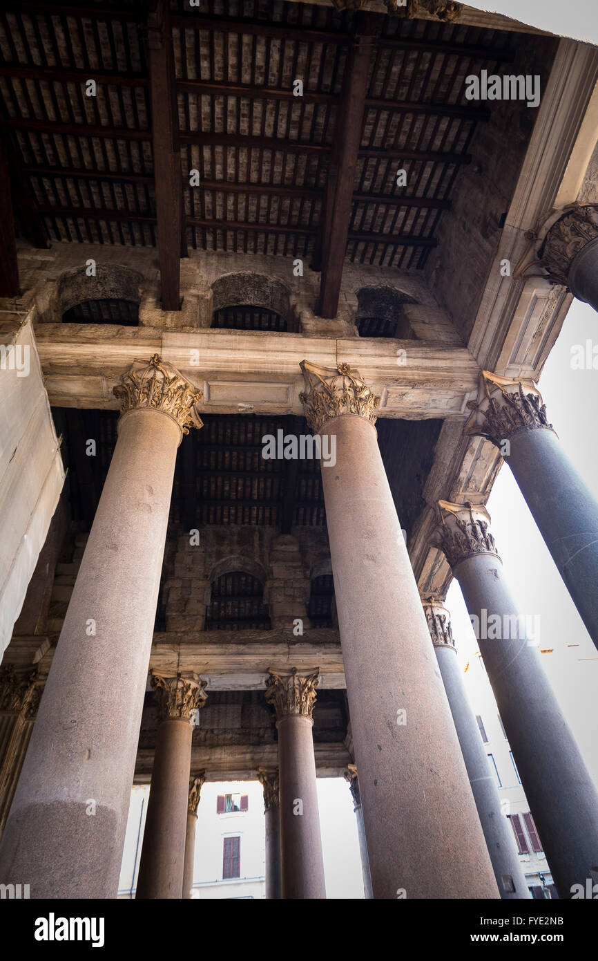 Al di sotto del Pantheon romano portico di colonne. Roma, Italia Foto Stock