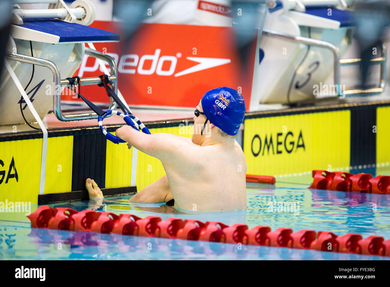 GLASGOW, Regno Unito: aprile, 24, 2016 Andrew Mullen di Gran Bretagna sui blocchi di partenza presso il para-prove di nuoto. Foto Stock