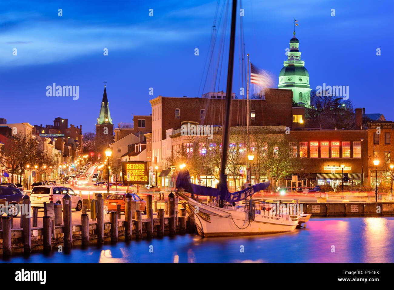 ANNAPOLIS, Maryland - Aprile 1, 2015: il porto di Annapolis al tramonto con il logo visibile. La città è la capitale del Maryland. Foto Stock