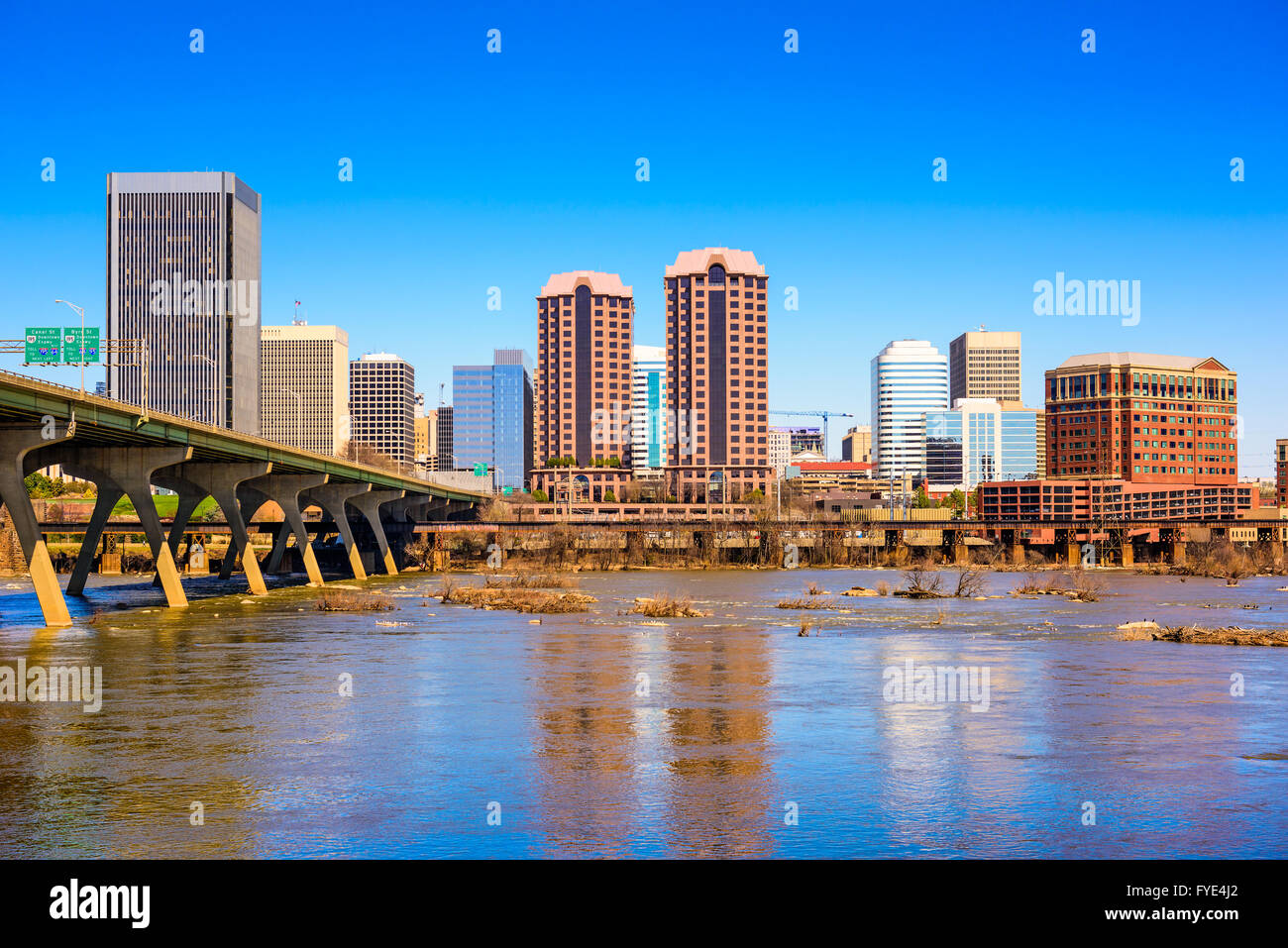 Richmond, Virginia, Stati Uniti d'America skyline del centro sul fiume James. Foto Stock