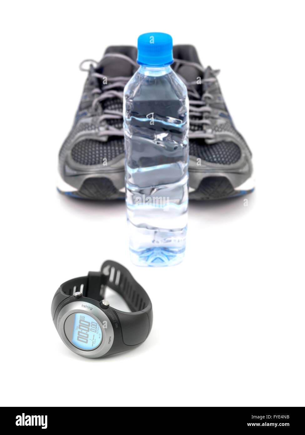 Una bottiglia di acqua e per chi ama fare jogging isolata contro uno sfondo bianco Foto Stock