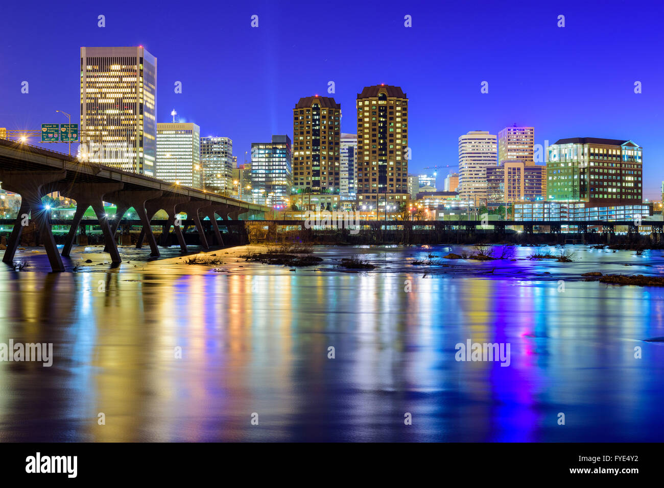 Richmond, Virginia, Stati Uniti d'America skyline del centro sul fiume James. Foto Stock