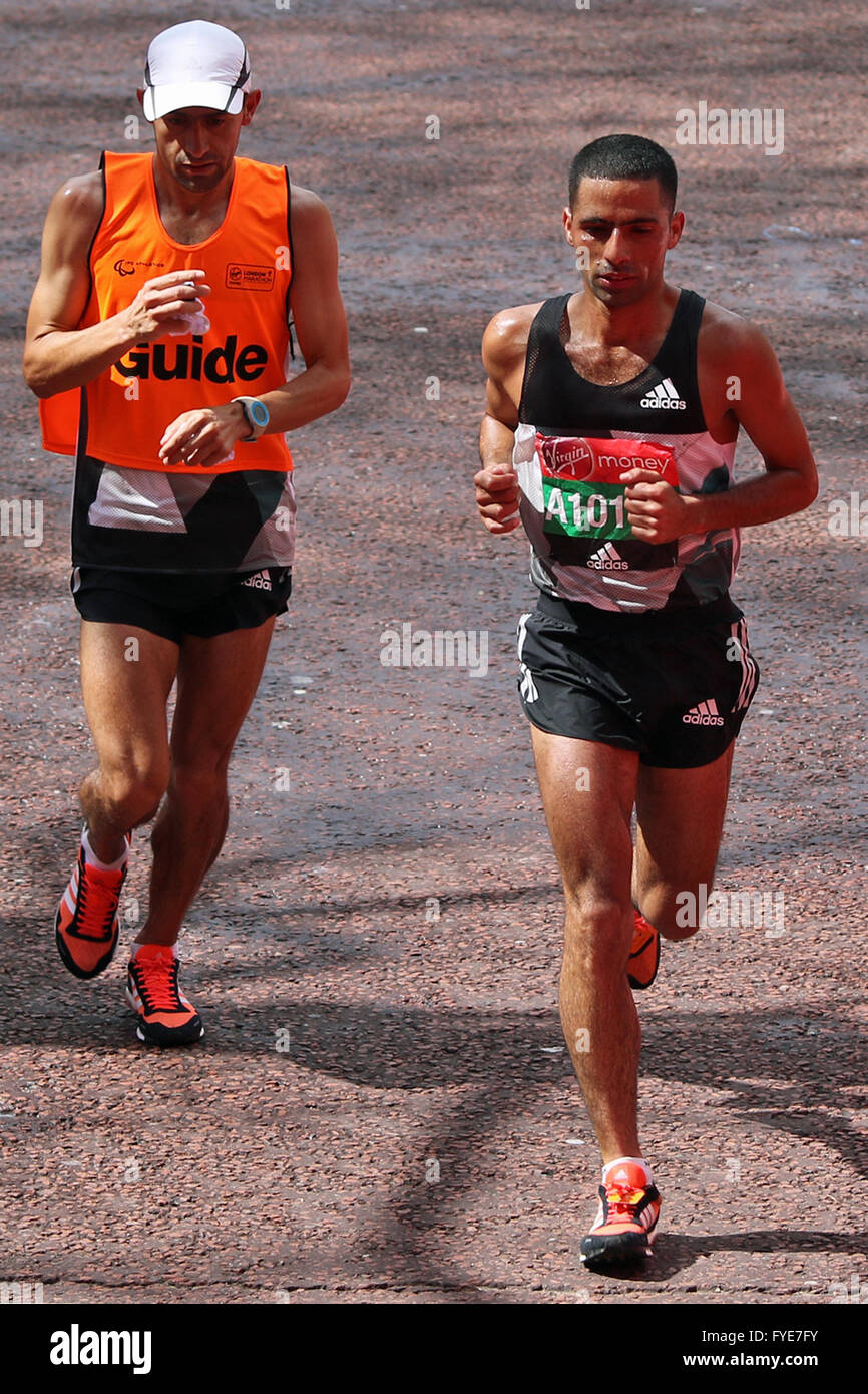 Alonso Elkin Serna Moreno della Colombia e guida al 2016 Virgin London Marathon (IPC Atletica Marathon World Cup) Foto Stock