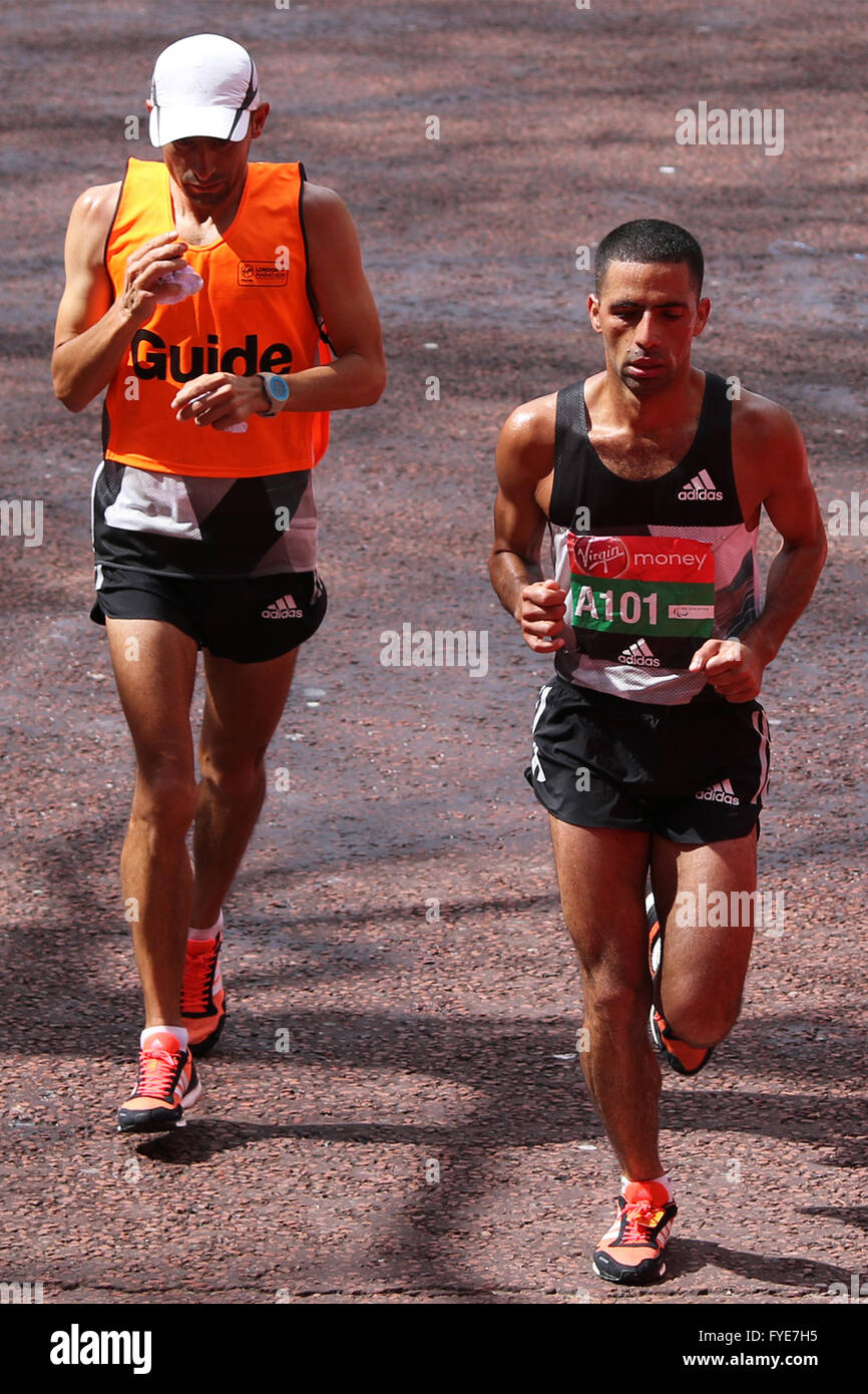 Alonso Elkin Serna Moreno della Colombia e guida al 2016 Virgin London Marathon (IPC Atletica Marathon World Cup) Foto Stock