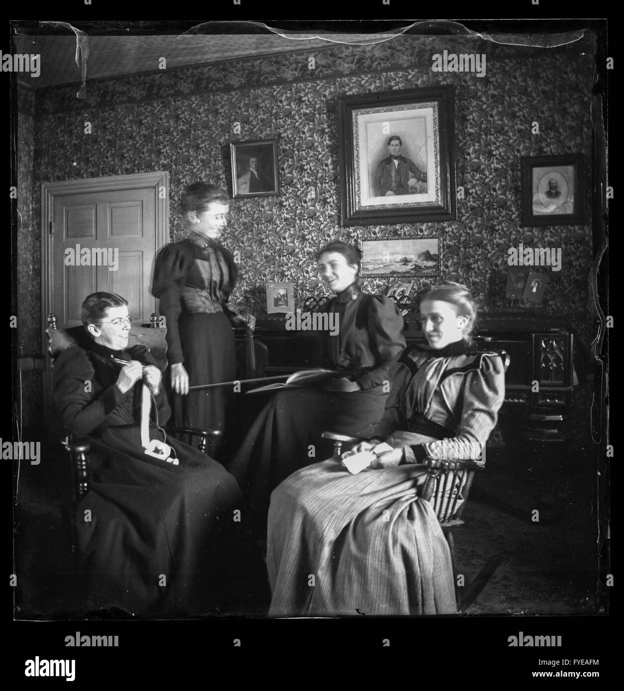 Fotografia vittoriano di donne in un salotto nella loro casa in Fallston, Maryland Foto Stock