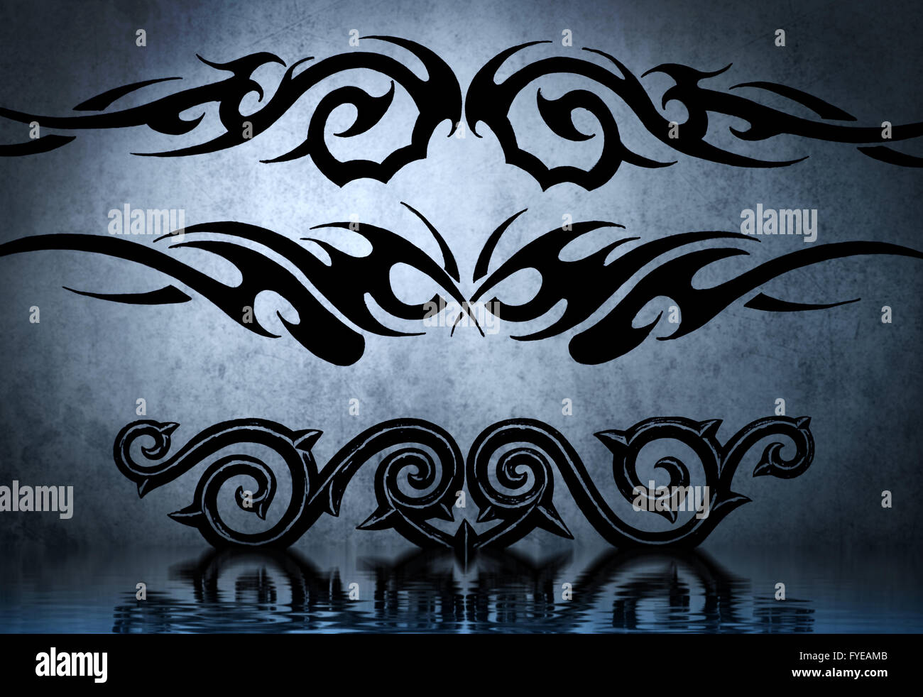 Nero bracciale tribale con acqua di riflessione. Tattoo design sulla parete  blu Foto stock - Alamy