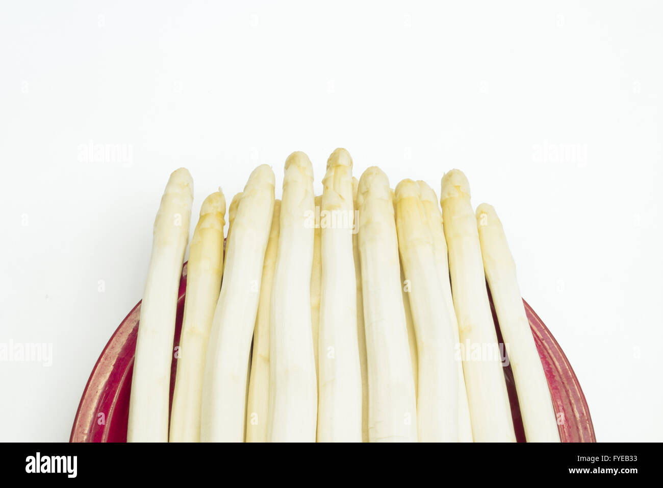 Gruppo di asparagi bianchi disposti su una piastra con sfondo isolato Foto Stock