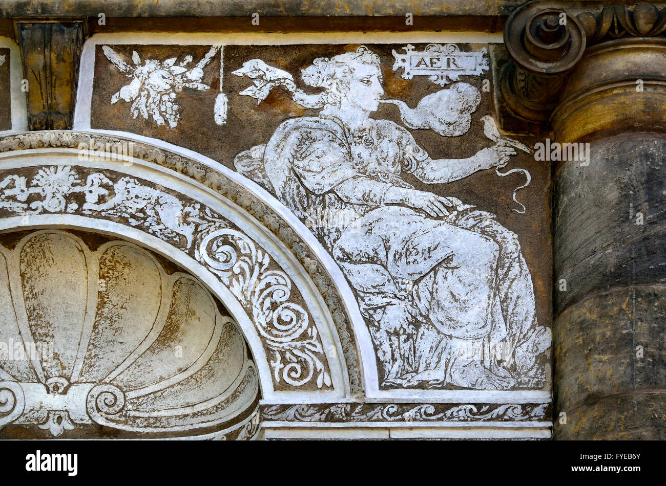 Praga, Repubblica Ceca. Sgraffito facciata della palla giochi corte (Micovna) nei Giardini Reali (Kralovska zahrada). Aer - aria Foto Stock