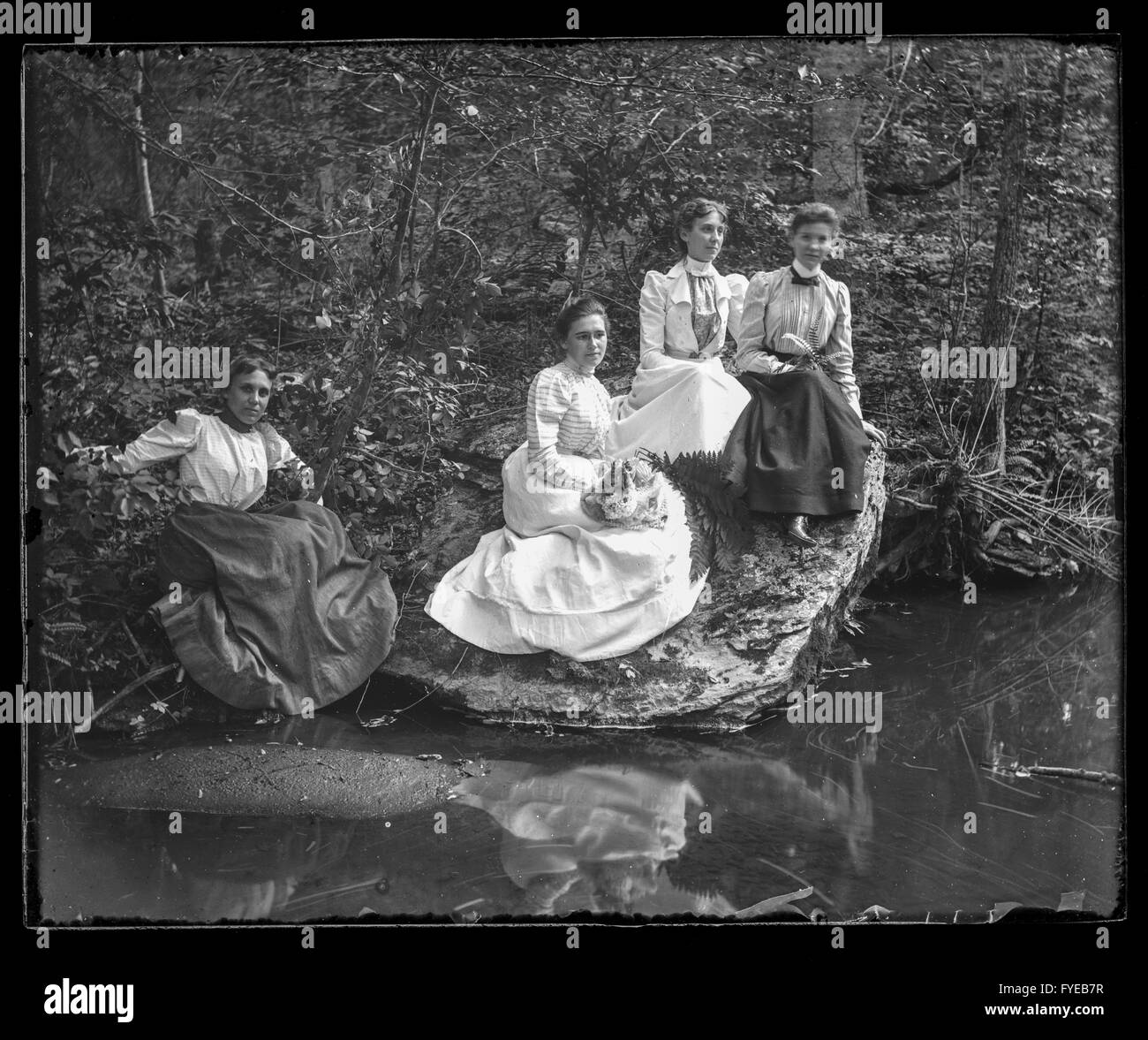 Fotografia Vittoriano di quattro donne nel bosco vicino all'acqua in  Fallston, Maryland Foto stock - Alamy