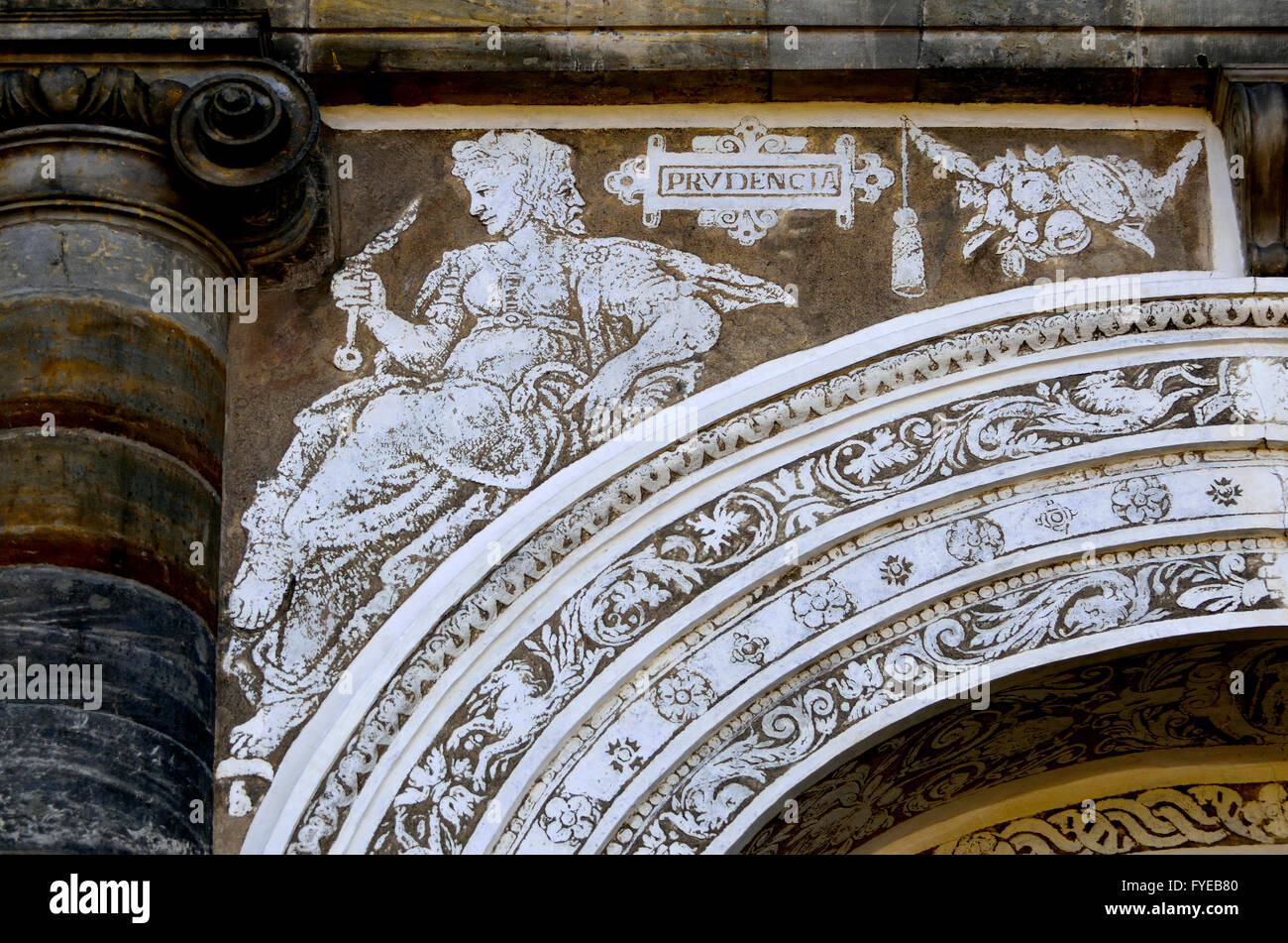 Praga, Repubblica Ceca. Sgraffito facciata della palla giochi corte (Micovna) nei Giardini Reali (Kralovska zahrada). "Prudencia' Foto Stock
