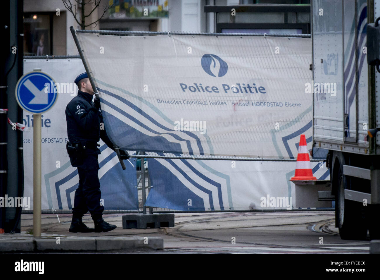 Esplosioni e spari sono stati sentiti come agenti di polizia e un bomb squad effettuato un raid a Place Meiser generale in Schaarbeek (Schaerbeek in francese) distretto. Un sospetto è stato girato in gamba e presi in custodia durante l'operazione. Dotato di: Atm Foto Stock