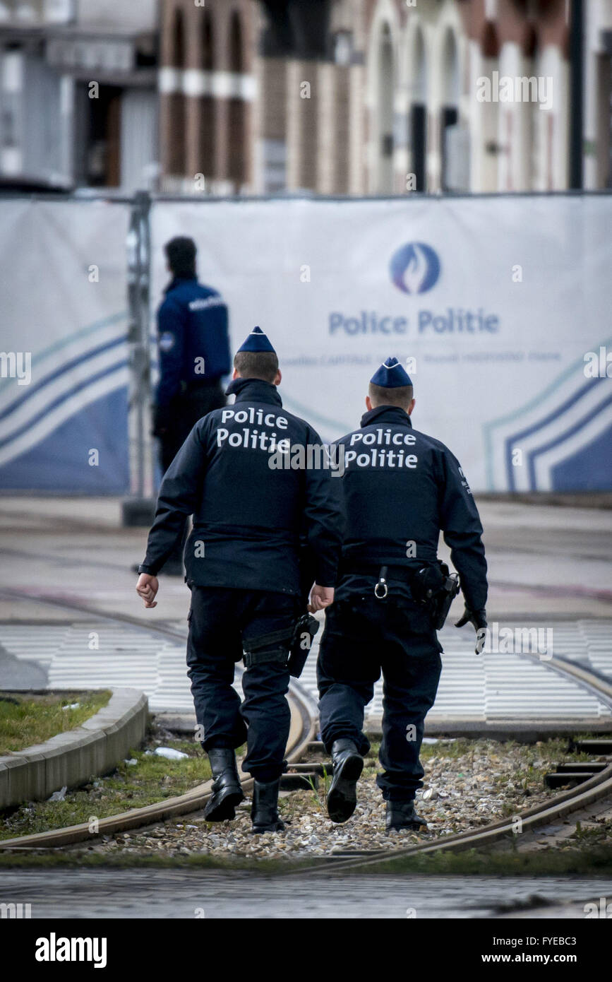 Esplosioni e spari sono stati sentiti come agenti di polizia e un bomb squad effettuato un raid a Place Meiser generale in Schaarbeek (Schaerbeek in francese) distretto. Un sospetto è stato girato in gamba e presi in custodia durante l'operazione. Dotato di: Atm Foto Stock