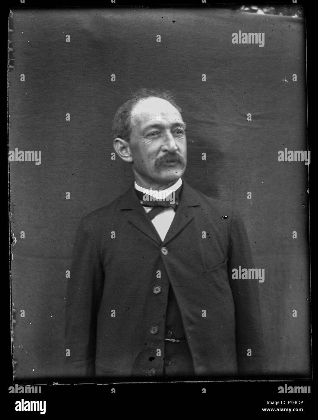 Fotografia vittoriano di un uomo avente il suo ritratto preso di fronte a uno sfondo. Foto Stock