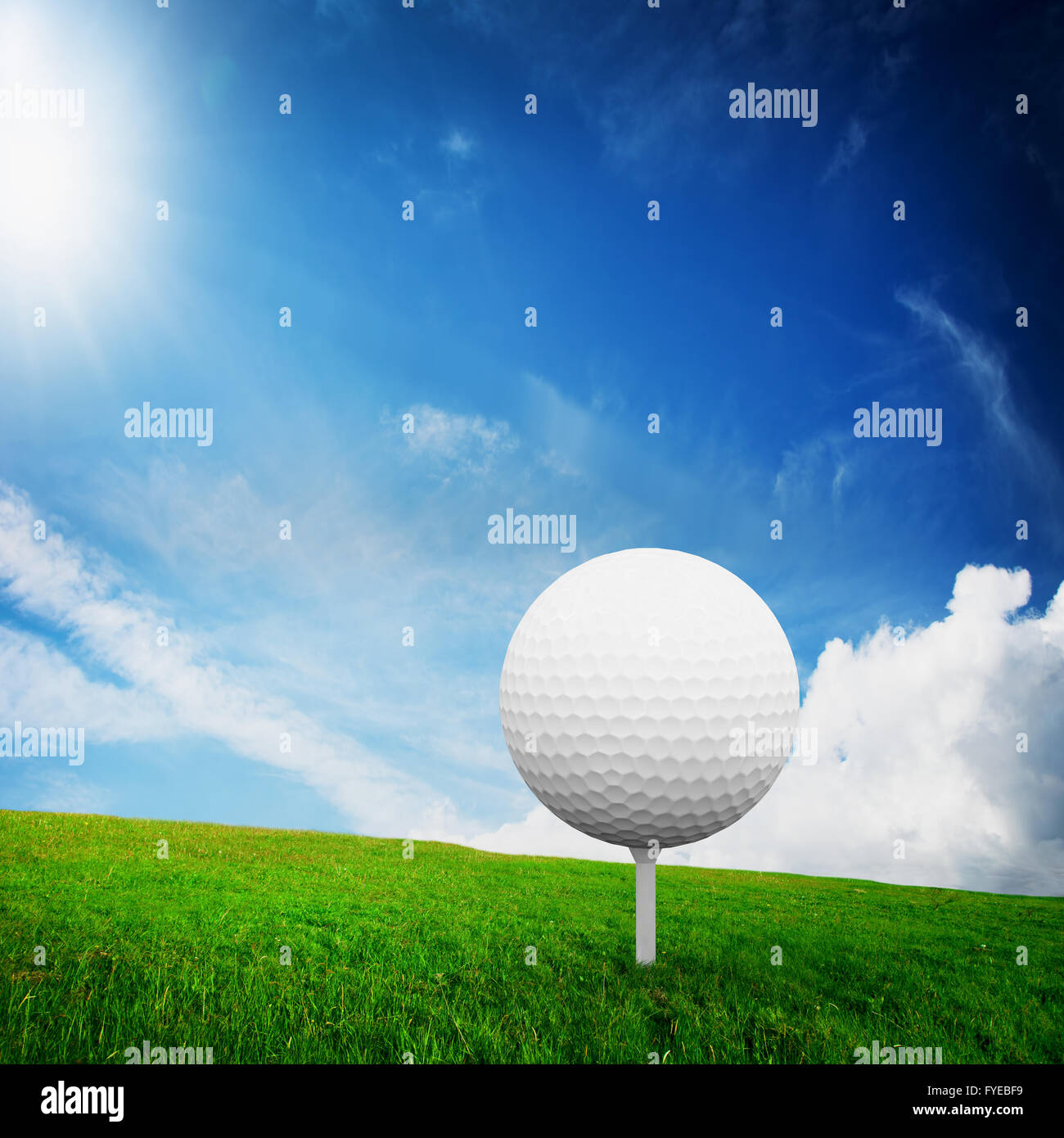 Giocare a golf. Palla sul tee, un golf club Foto Stock