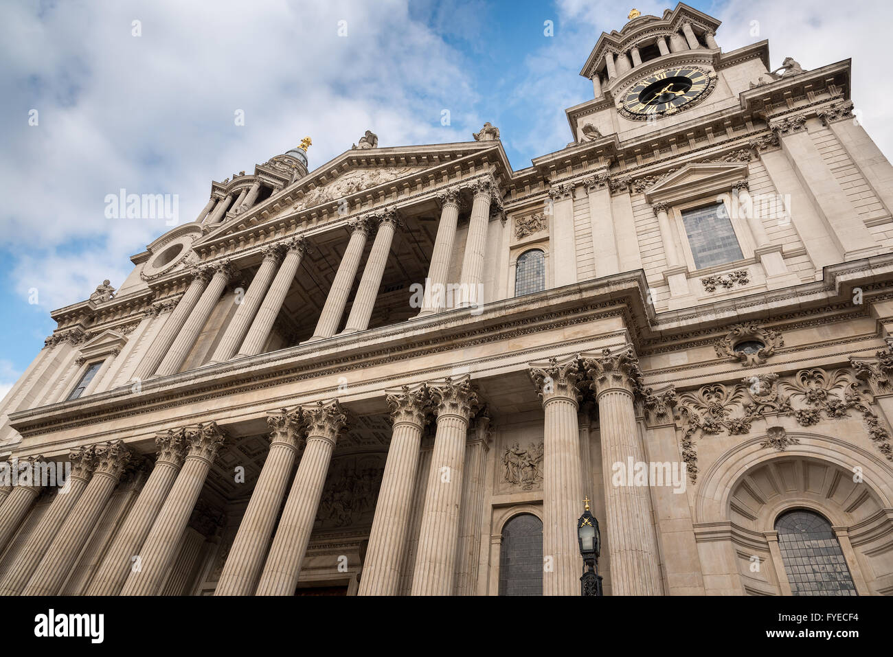 La cattedrale di san Paolo a Londra, contro un nuvoloso cielo blu. Mostra la facciata frontale da Sir Christopher Wren. Foto Stock