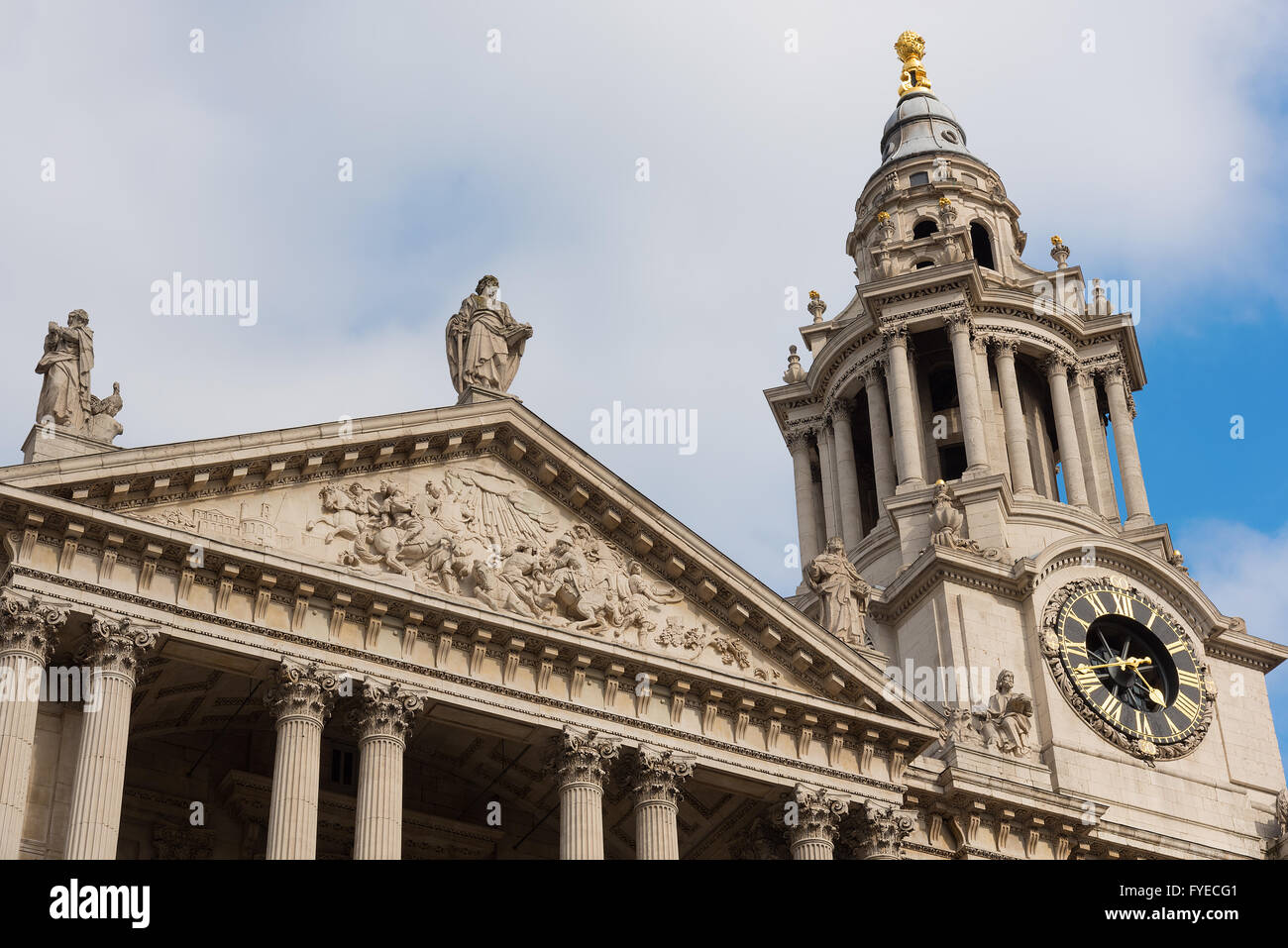 La cattedrale di san Paolo a Londra, contro un nuvoloso cielo blu. Mostra la facciata frontale da Sir Christopher Wren. Foto Stock