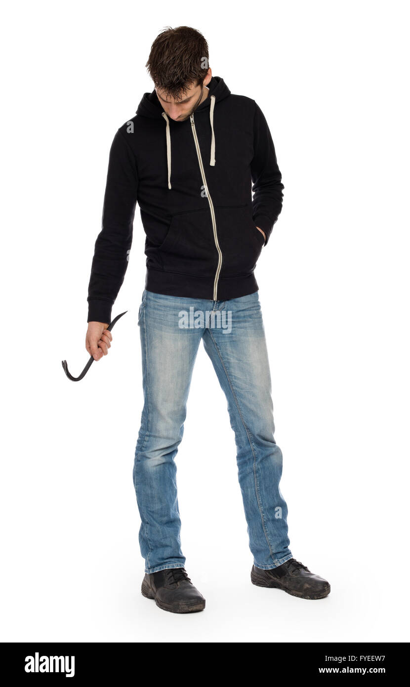 Il concetto di criminalità. Penale nel cofano con il piede di porco in mano, isolato su bianco Foto Stock