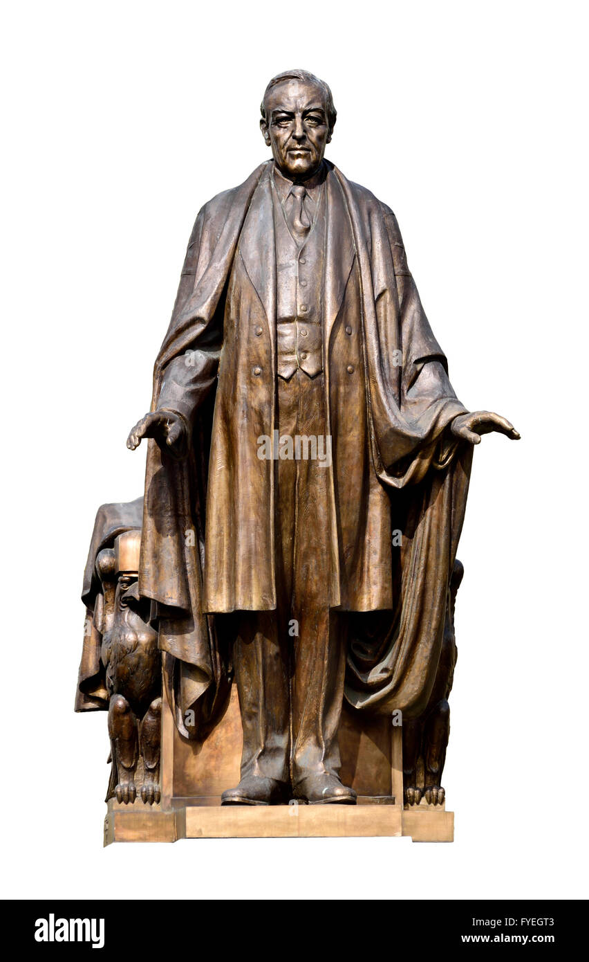 Praga, Repubblica Ceca. Statua (2012) del presidente americano Woodrow Wilson di fronte alla principale stazione ferroviaria Hlavni nadrazi.... Foto Stock