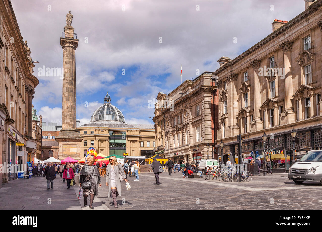 Grays monumento e acquirenti in Grey Street, regolarmente votato uno dei migliori strade in Inghilterra dal punto di vista architettonico, Newcastle-upon-T Foto Stock