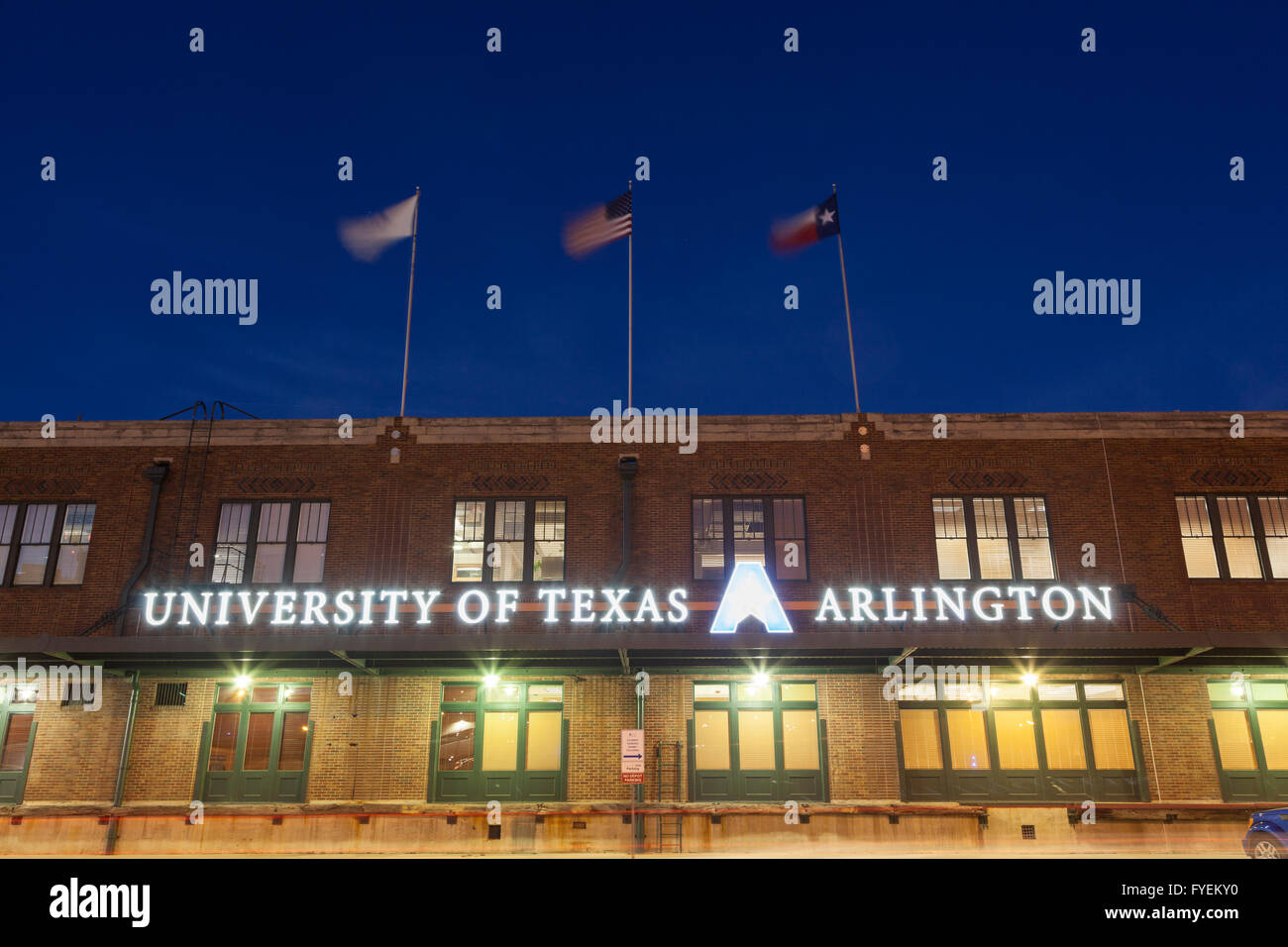Università del Texas ad Arlington edificio illuminata di notte a Fort Wort. Aprile 6, 2016 a Fort Worth, Texas, Stati Uniti d'America Foto Stock