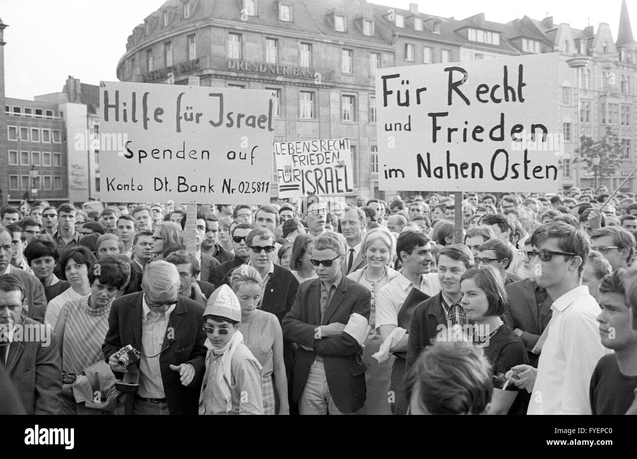 L'asta di Bonn, il generale degli studenti, il Comitato organizza una azione di protesta per Israele il 06 giugno 1968. Essi presentano banner dicendo "per la giustizia e per la pace in Medio Oriente". Foto Stock