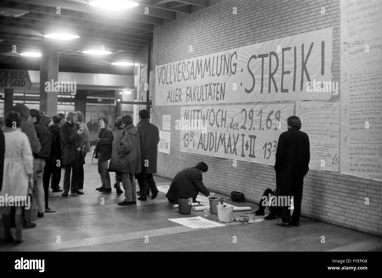 Gli studenti discutono davanti un banner dicendo "Assemblea Generale di tutte le facoltà: Strike!" presso l'Università di Amburgo il 29 gennaio 1969. Foto Stock