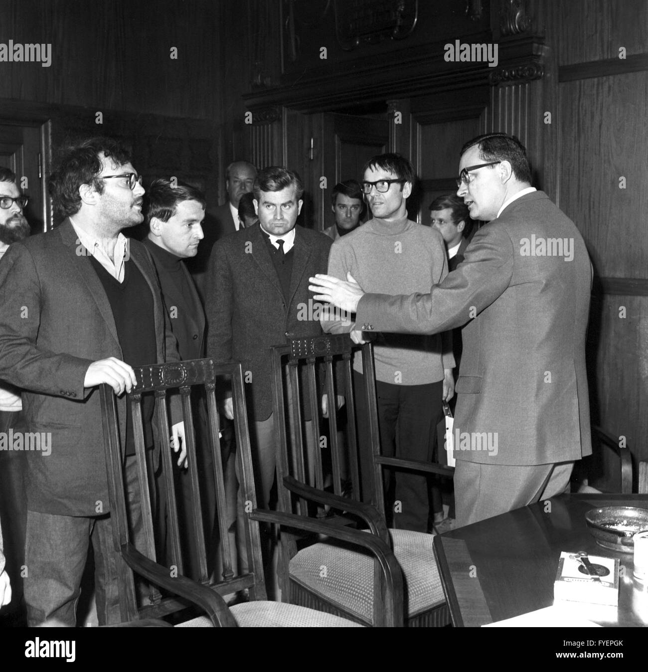 Che disciplinano il sindaco di Berlino Klaus Schütz (r, SPD) parla ai membri dell'APO, extra-opposizione parlamentare, il 12 aprile 1968. Foto Stock