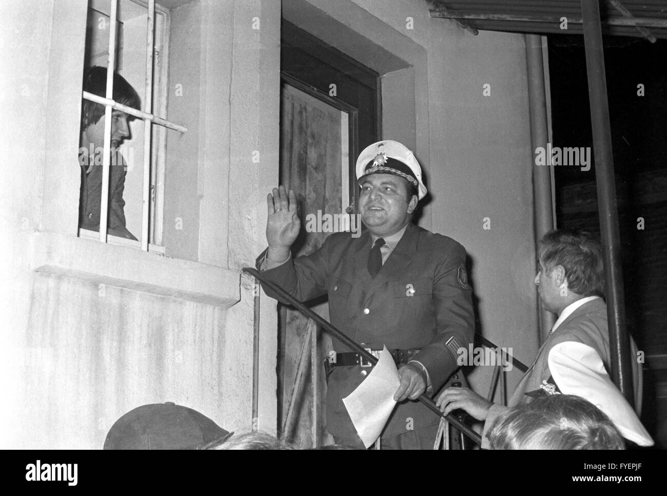 Un poliziotto e un squatter in una finestra di dialogo il 12 novembre 1970. L'edificio vuoto in Guentherstrasse 26 di Francoforte era accovacciato da "Basisgruppe Niederrad'. Foto Stock