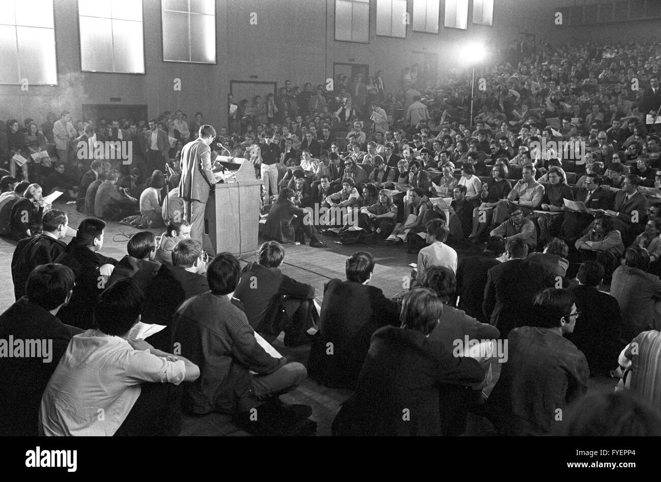 Vista della sala conferenze durante il teach-in presso l Università di Colonia il 06 maggio 1969. Circa duemila studenti si sono riuniti per un teach-in per discutere la legge per l'istruzione superiore del Land Renania settentrionale-Vestfalia criticamente. Foto Stock