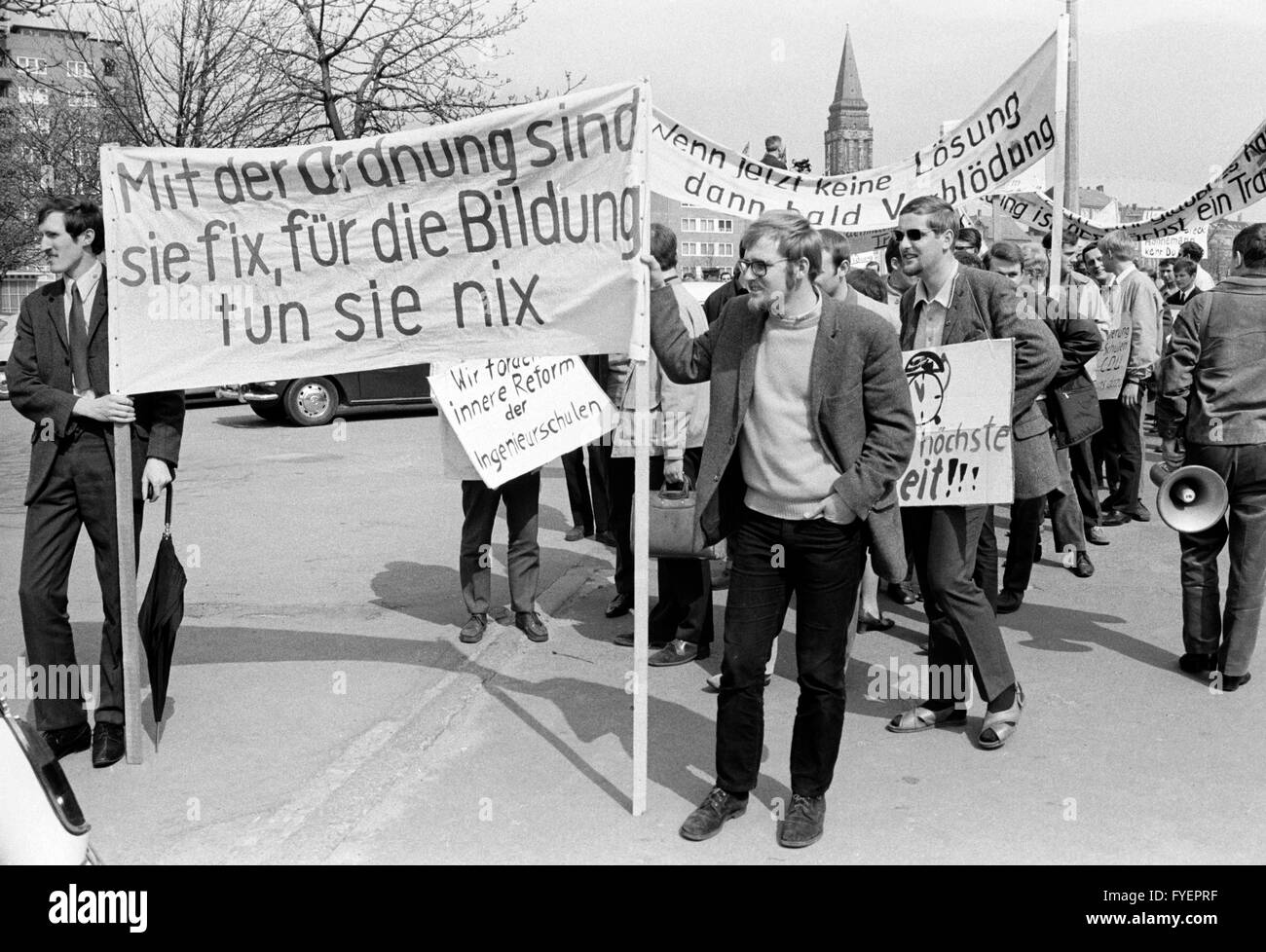 Gli studenti della scuola statale di ingegneria a una dimostrazione di Kiel il 25 aprile 1969. Foto Stock